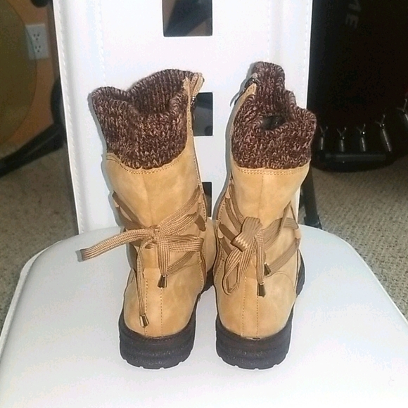 Fall boots - Picture 2 of 3